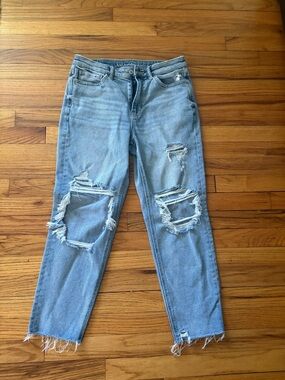American Eagle Outfitters Light Blue Distressed Mom Jeans size 6 Short